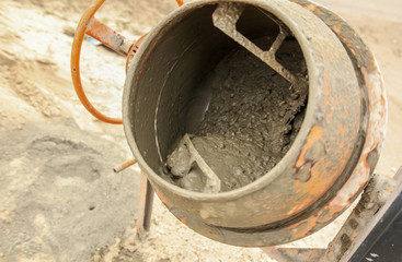 Mixing of concrete in a concrete mixer