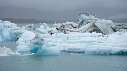 Fototapeta na wymiar Eisberge zum Greifen nah: Gletscherlagune Jökulsárlón - Vatnajökull-Nationalpark, Island