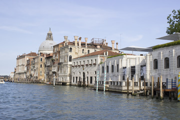 Obraz premium Row of buildings along canal in Venice, Italy