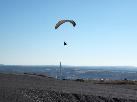 Gleitschirmflieger über der Bergehalde bei Ensdorf im Saarland
