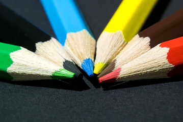 Obraz premium Photo of a close-up of color pencils lined up in a semicircle
