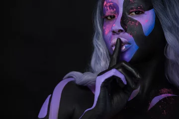 Porträt eines schönen Mädchens, Kunst-Make-up-Gesichtskunst und Bodyart auf dunklem Hintergrund. Halloween-Konzept © Yuliya Ochkan