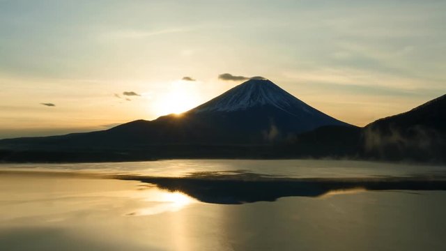 富士山と日の出、山梨県本栖湖にて
