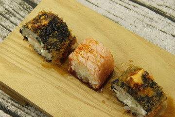 Maki sur un plateau en bois