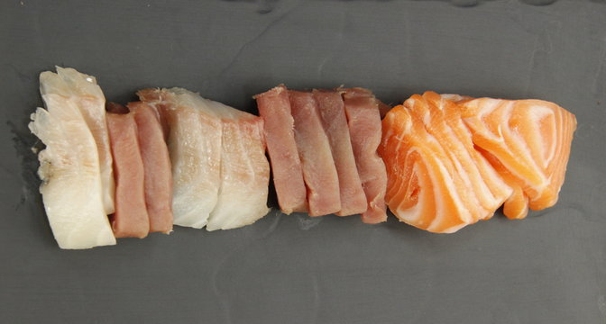 Sashimi thon saumon et daurade sur une ardoise