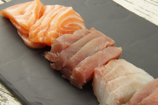 Sashimi thon saumon et daurade sur une ardoise