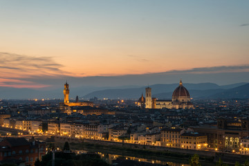 Fototapeta na wymiar Panorama du Duomo à Florence de nuit