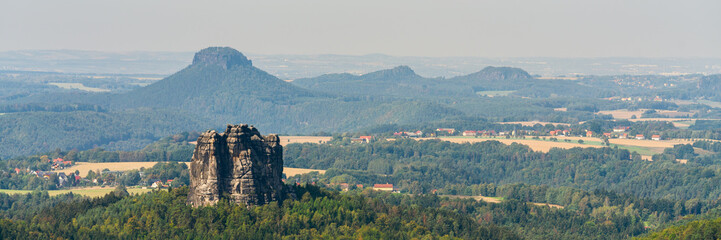 Typische Felslandschaft im Elbsandsteingebirge, Der Lilienstein im Hintergrund, Panorama