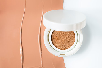 Foundation cushion on half of the surface of a tonal base