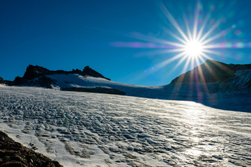 Die Sonne strahlt am blauen Himmel über dem Gletscher am hohen Sonnblick in Österreich.