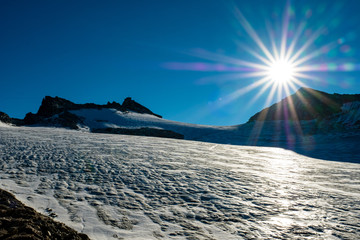 Die Sonne spiegelt sich im Eis des Gletschers am hohen Sonnblick in den österreichischen Bergen