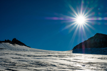 Sonnenschein und blauer Himmel am Gipfel des hohen Sonnblicks in den österreichischen Bergen