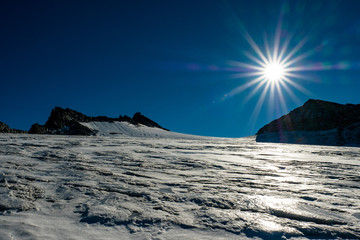 Die Sonne steht hoch über dem Gletscher am hohen Sonnblick in Heiligenblut