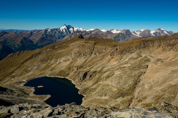 Idyllischer Bergsee vor dem höchsten Berg Österreichs, dem Großglockner.