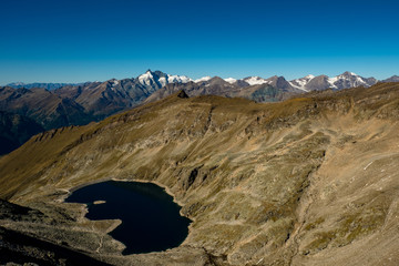 Idyllischer Bergsee im Vordergrund des Grossglockners, dem höchsten Berg Österreichs.
