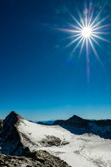 Die Sonne steht hoch über dem Gletscher des hohen Sonnblicks in den österreichischen Alpen.
