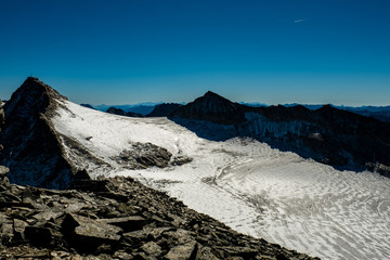 Gletscher am hohen Sonnblick unter blauem Himmel in Österreich
