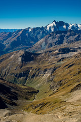 Der höchste Berg Österreichs (Großglockner) mit einem idyllischen Bergtal im Vordergrund