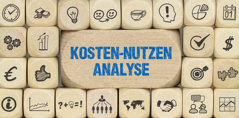 Kosten-Nutzen-Analyse / Würfel mit Symbole