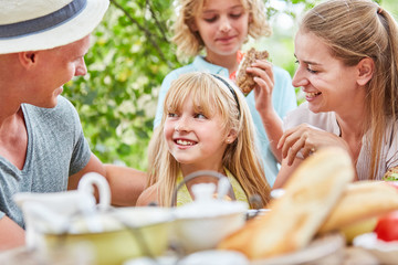 Eltern und ihre Tochter am Frühstückstisch