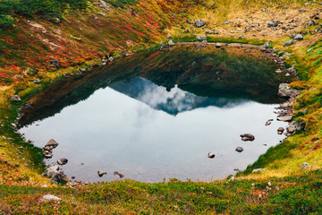 すり鉢池に映る旭岳