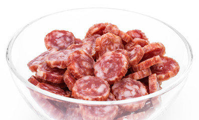 Mettwurststücke in einer Glasschale