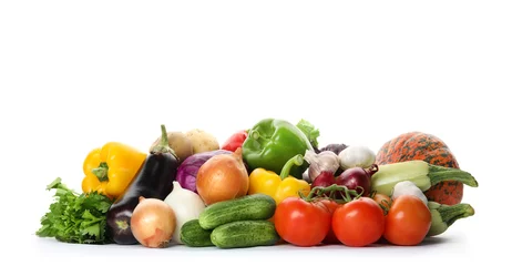 Keuken foto achterwand Groenten Hoop van verse rijpe groenten op witte achtergrond. Biologisch voedsel