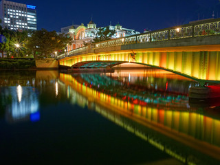 Fototapeta na wymiar 大阪中之島 夜の鉾流橋と中央公会堂