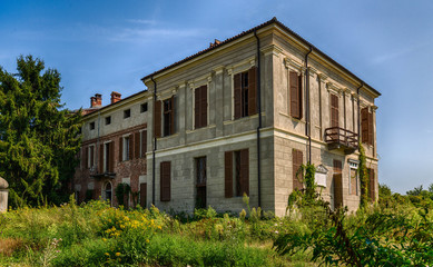 Fototapeta na wymiar Verlassener Bauernhof mit Ruinen