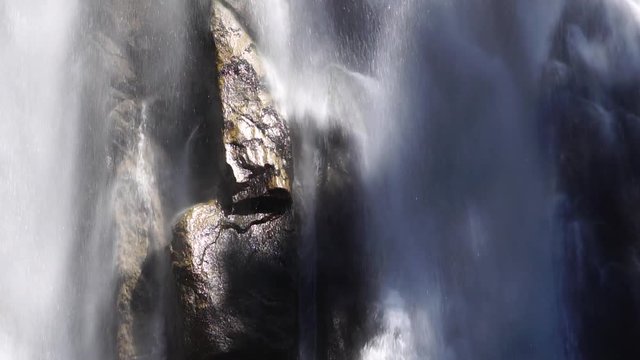 滝が流れる風景