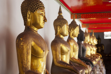 Buddha Statuen im Tempel