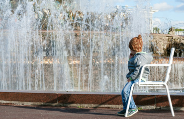 the child looks at the fountain