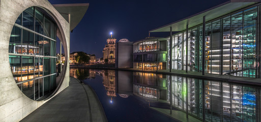 Berlin Regierungsviertel mit Spree bei Nacht