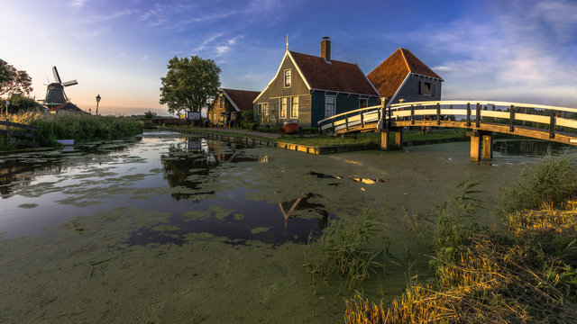 Traditionelle holländische Häuser in Zaanse Schans zu Sonnenuntergang