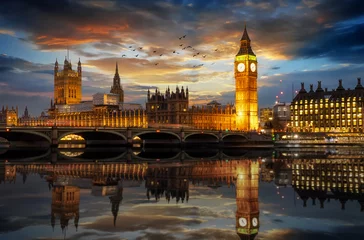 Der Westminster Palast mit dem Big Ben Turm an der Themse in London am Abend, Großbritannien © moofushi