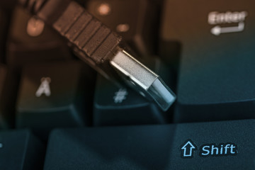 USB Stick vor Tastatatur