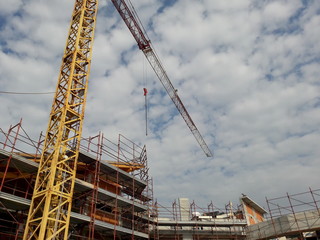 Cantiere edile - gru e ponteggio 