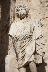 Estatua de Plutón en la escena del Teatro romano de Mérida - obrazy, fototapety, plakaty