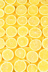 Obraz premium A slices of fresh juicy yellow lemons. Texture background, pattern.