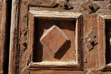 Détail de porte ancienne avec figures géométriques