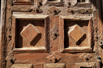 Détail de porte ancienne avec figures géométriques