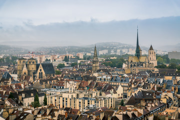 Fototapeta na wymiar Vue sur Dijon du haut de la Tour Philippe Le Bon