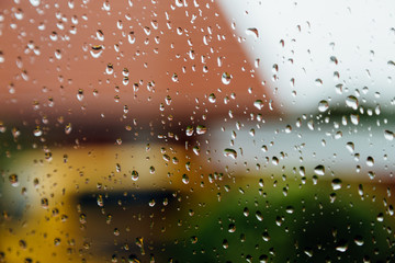 Wassertropfen an einer Fensterscheibe