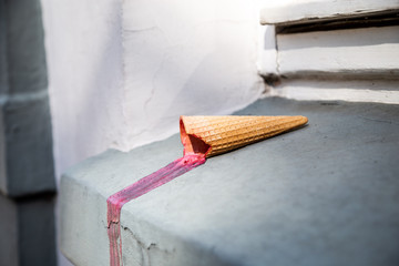 Eis Waffel auf dem Fensterbrett liegen gelassen. Eis läuft die Fasse runter