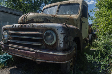 rostiges auto seite und front