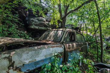 rostige verlassene autos