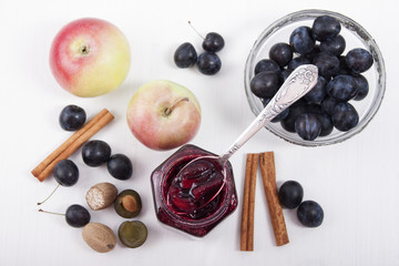 Jam from blackthorn with apples, cinnamon and nutmeg