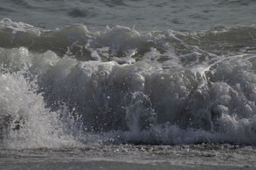 olas de mar verdes y azules de playa granadina la herradura