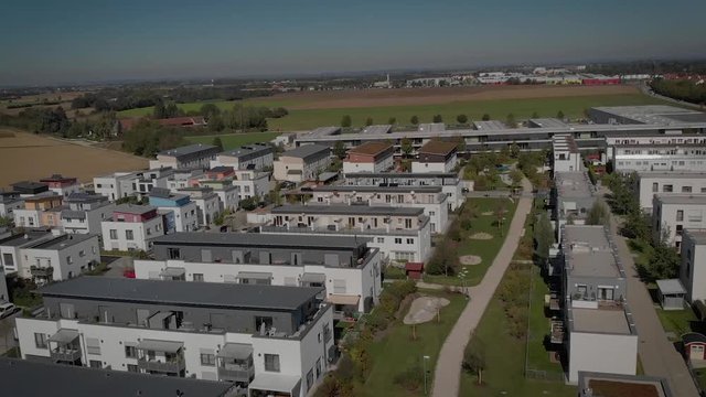 Neubausiedlung auf dem Land