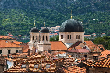Obraz premium A view over the rooftops and dominant St. Nicholas Church Domes in Kotor, Montenegro